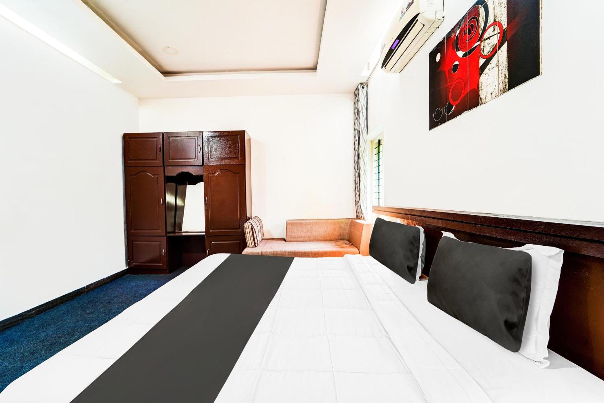 Hotel Super Collection O Kazhakuttam Near Al Saj Convention Centre Andurkonam Exterior foto